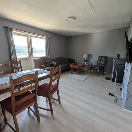بيت للعطل 4 Bedroom House With Balcony And Parking Available *